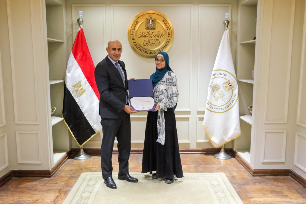 وزير التعليم يكرم أوائل مدارس النيل المصرية الدولية