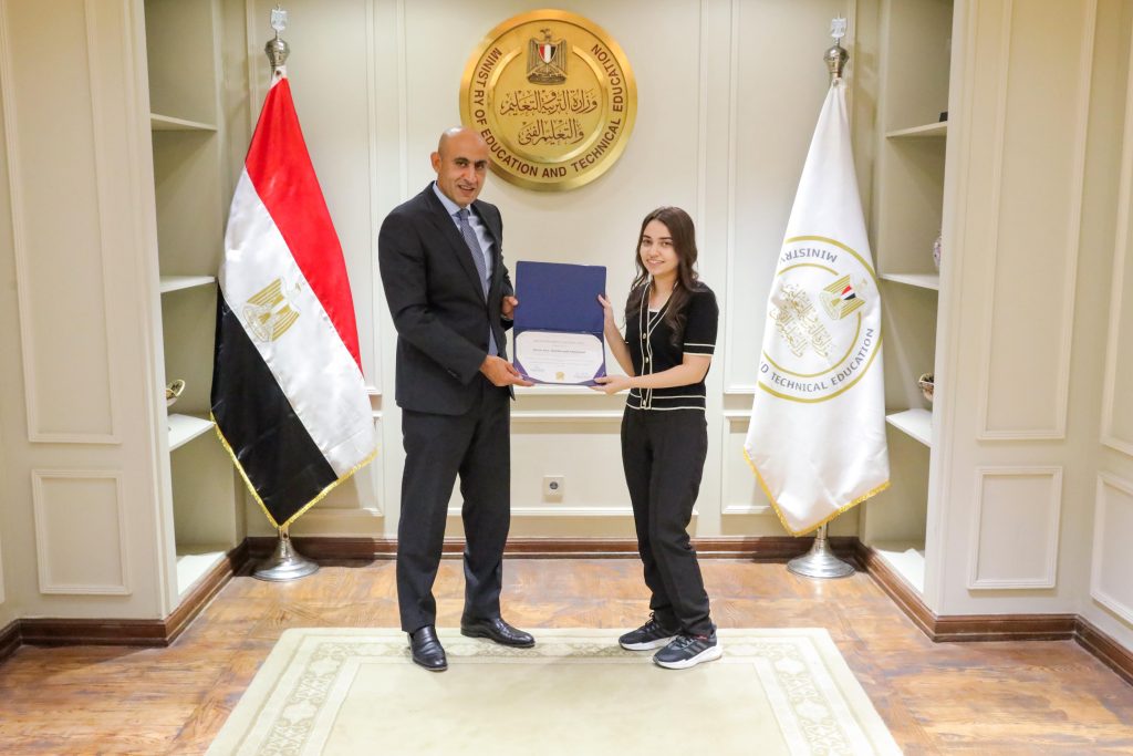 وزير التعليم يكرم أوائل مدارس النيل المصرية الدولية