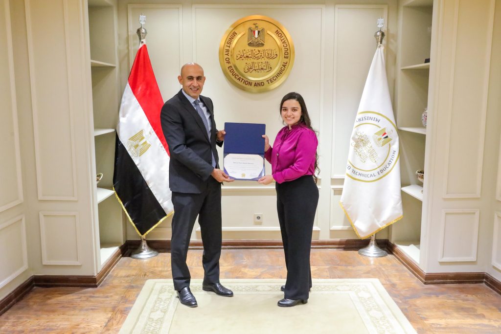 وزير التعليم يكرم أوائل مدارس النيل المصرية الدولية