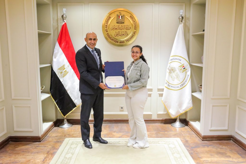 وزير التعليم يكرم أوائل مدارس النيل المصرية الدولية