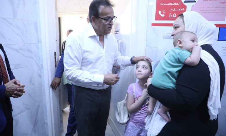 وزير الصحة يستمع لشكاوى المرضى فى مركز صحة أسرة الريحان