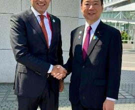 صورة على هامش مؤتمر “تيكاد 9”.. وزير التعليم يلتقي وزير الدولة للشؤون الخارجية الياباني