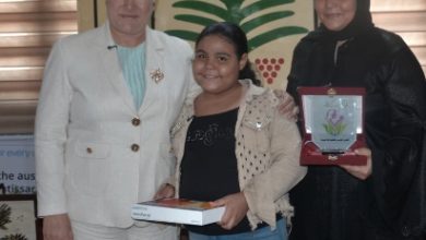 صورة رئيسة القومي للطفولة تكرم الطفلة “هايدي”