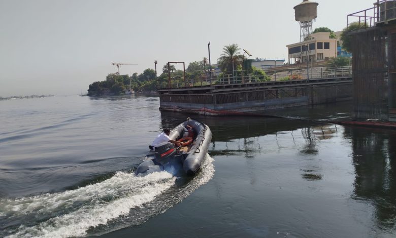 احتواء بقعة زيتية محدودة بنهر النيل بالأقصر