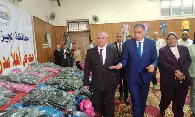 سعيد عطية وكيل وزارة التربية والتعليم بالجيزة يفتتح معرض الزي المدرسي