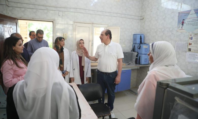 الدكتور عمرو قنديل نائب وزير الصحة والسكان يتفقد وحدتى أسرة 55 والمنيرة بالخارجة