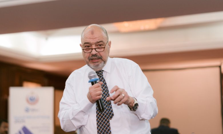 الأستاذ الدكتور هشام عوض، أستاذ طب الأطفال بجامعة عين شمس