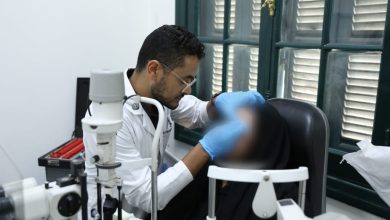 صورة وزير الصحة يتابع حالات مرضى الرمد مستشفى 6 أكتوبر  بالدقى