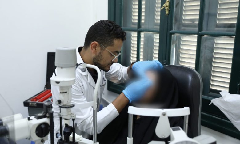 وزير الصحة يتابع حالات مرضى الرمد مستشفى 6 أكتوبر بالدقى
