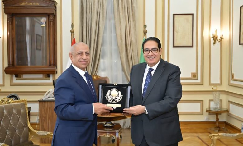 رئيس جامعة القاهرة ورئيس الأكاديمية العربية للعلوم والتكنولوجيا والنقل يبحثان التعاون