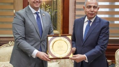 صورة محافظ المنيا يهدي رئيس هيئة الرعاية الصحية درعا تقديرًا لجهوده