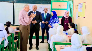 صورة وزير التربية والتعليم يتفقد عددا من مدارس الشرقية