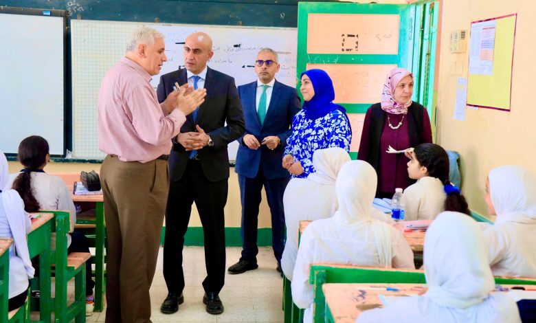 وزير التربية والتعليم يتفقد عددا من مدارس الشرقية