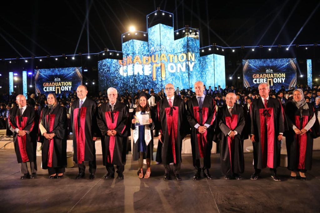 تكريم أوائل "هندسة عين شمس" بحضور نخبة من القيادات والوزراء