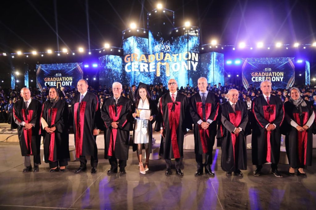 تكريم أوائل "هندسة عين شمس" بحضور نخبة من القيادات والوزراء