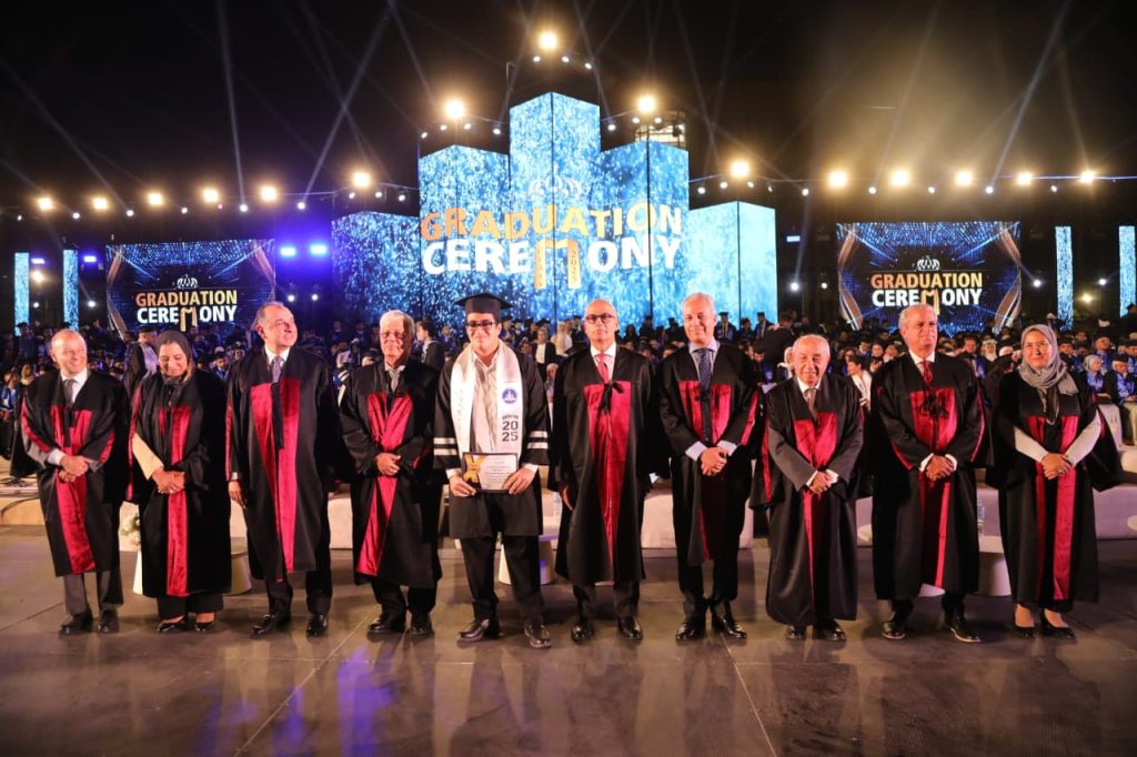 تكريم أوائل "هندسة عين شمس" بحضور نخبة من القيادات والوزراء