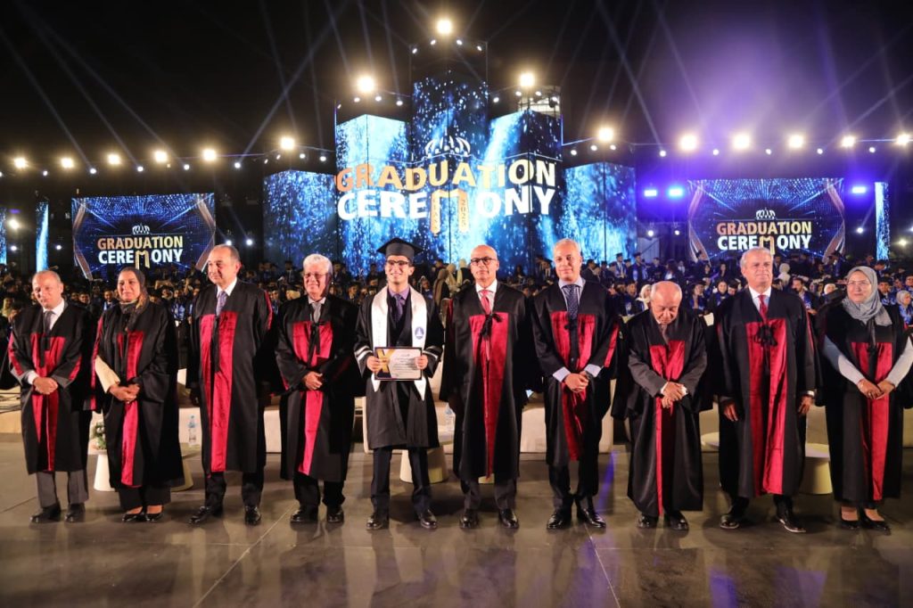 تكريم أوائل "هندسة عين شمس" بحضور نخبة من القيادات والوزراء