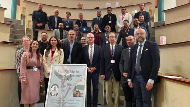 صورة جامعة القاهرة و”جرايسفالد” الألمانية تحتفلان بتسليم شهادات الزمالة لجراحة المخ والأعصاب