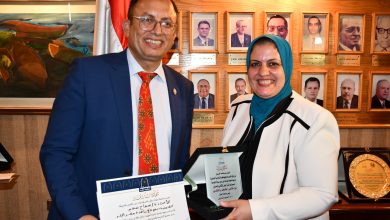 صورة رئيس جامعة حلوان يكرم الكاتبة الصحفية “سماح سعيد”