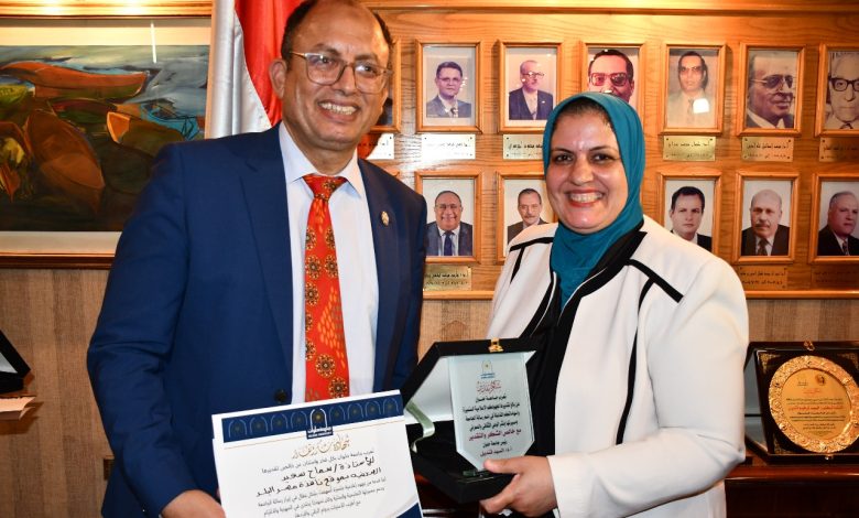 رئيس جامعة حلوان يكرم الكاتبة الصحفية سماح سعيد
