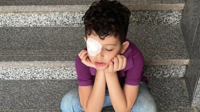 صورة معلمة تُصيب تلميذا بجرح في قرنية العين فى المنزلة