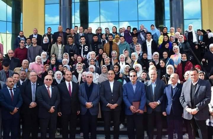 صورة ارشيفية لرئيس الوزراء ووزير التعليم العالي ورؤساء الجامعات أثناء افتتاح جامعات فى سيناء ومدن القناة