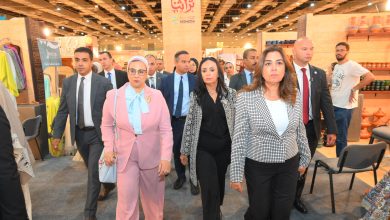 صورة وزيرة التضامن تتفقد جناح صندوق دعم الصناعات الريفية بمعرض “تراثنا 2025”
