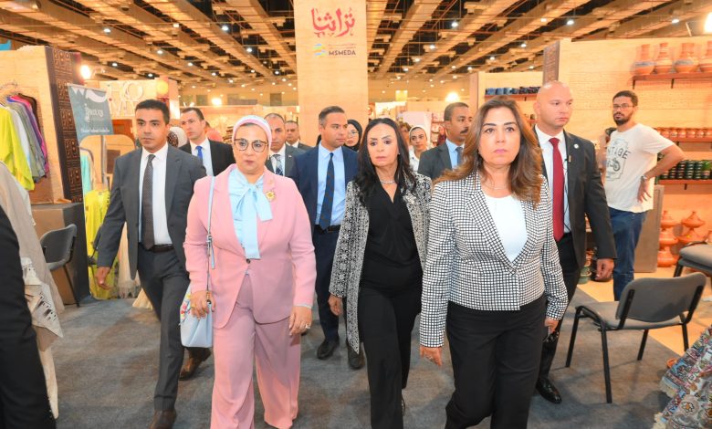 وزيرة التضامن تتفقد جناح صندوق دعم الصناعات الريفية بمعرض "تراثنا 2025"