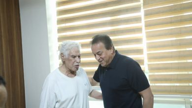 صورة بتكليف رئاسي.. وزير الصحة يزور “المعلم” حسن شحاتة