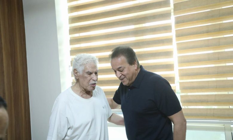 بتكليف من رئيس الجمهورية..وزير الصحة يزور الكابتن "حسن شحاتة"