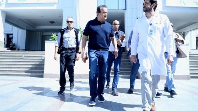 صورة في عطلة أكتوبر.. وزير الصحة يفاجئ مستشفى جوستاف روسي بجولة تفقدية