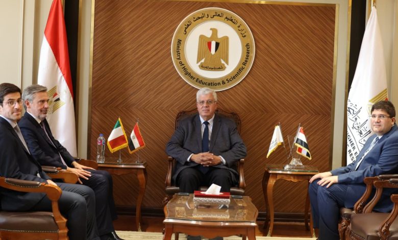 الدكتور أيمن عاشور وزير التعليم العالي والبحث العلمي يلتقى ميكيلي كواروني سفير جمهورية إيطاليا بالقاهرة