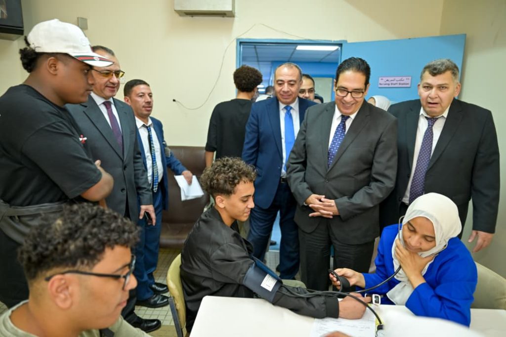د.محمد سامى عبد الصادق رئيس جامعة القاهرة يتفقد إجراءات الكشف الطبي لطلاب الجامعة الأهلية بمستشفى الفرنساوي