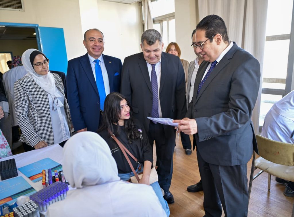 د.محمد سامى عبد الصادق رئيس جامعة القاهرة يتفقد إجراءات الكشف الطبي لطلاب الجامعة الأهلية بمستشفى الفرنساوي