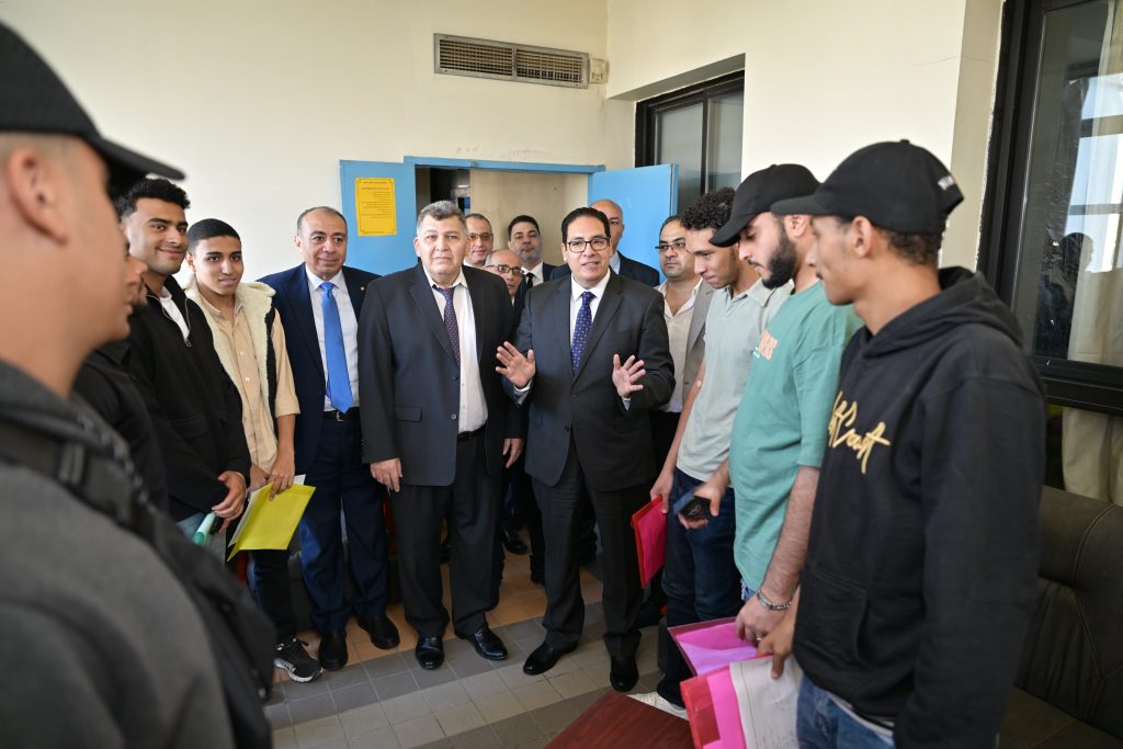 د.محمد سامى عبد الصادق رئيس جامعة القاهرة يتفقد إجراءات الكشف الطبي لطلاب الجامعة الأهلية بمستشفى الفرنساوي