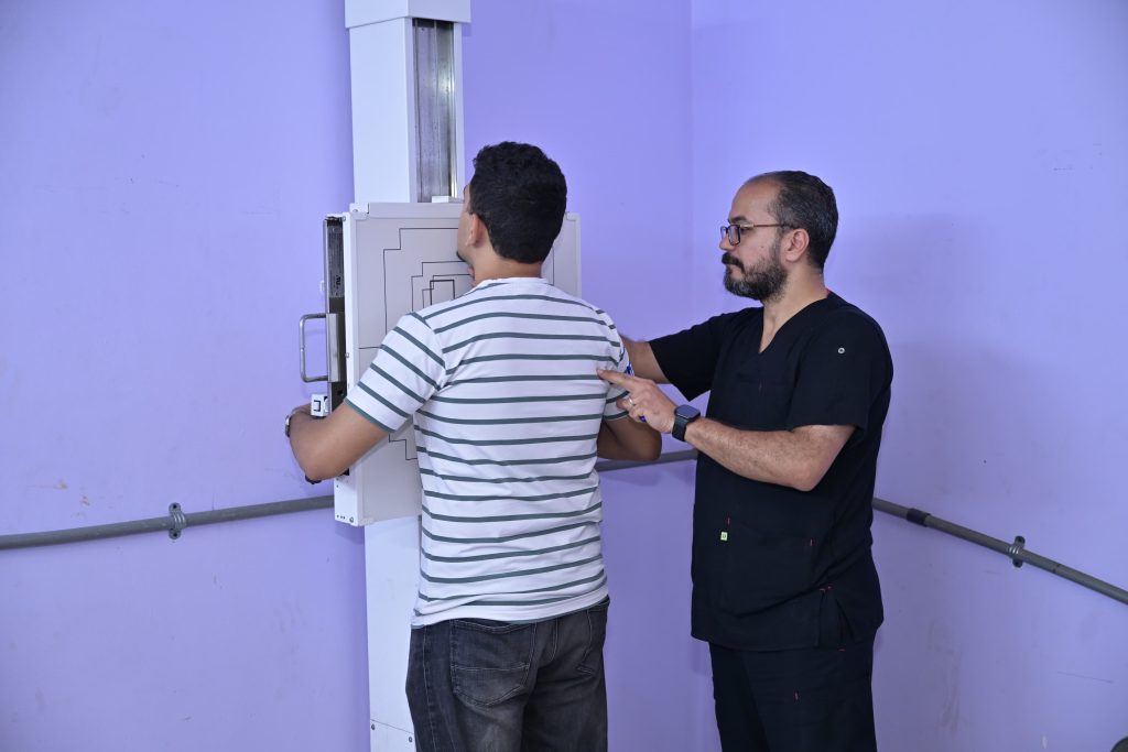 د.محمد سامى عبد الصادق رئيس جامعة القاهرة يتفقد إجراءات الكشف الطبي لطلاب الجامعة الأهلية بمستشفى الفرنساوي