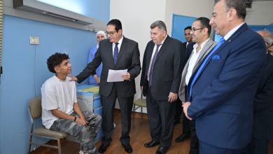 صورة “عبد الصادق” يتفقد إجراءات الكشف الطبي لطلاب الجامعة الأهلية بمستشفى الفرنساوي