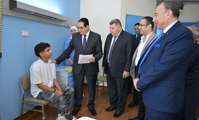 د.محمد سامى عبد الصادق رئيس جامعة القاهرة يتفقد إجراءات الكشف الطبي لطلاب الجامعة الأهلية بمستشفى الفرنساوي