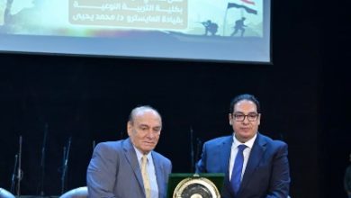 صورة محاضرة اللواء سمير فرج تشعل حماس طلاب جامعة القاهرة في احتفال نصر أكتوبر