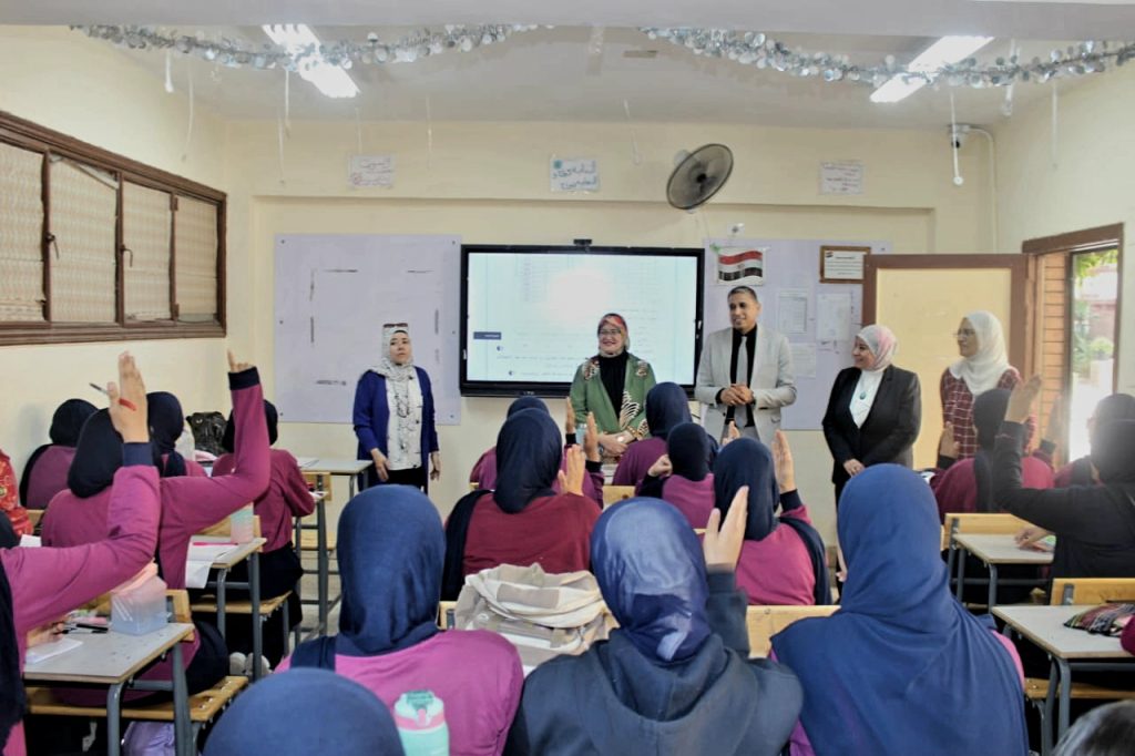 د.هالة عبد السلام ووكيل وزارة التعليم بالجيزة يتفقدان مدارس إدارة الدقي 