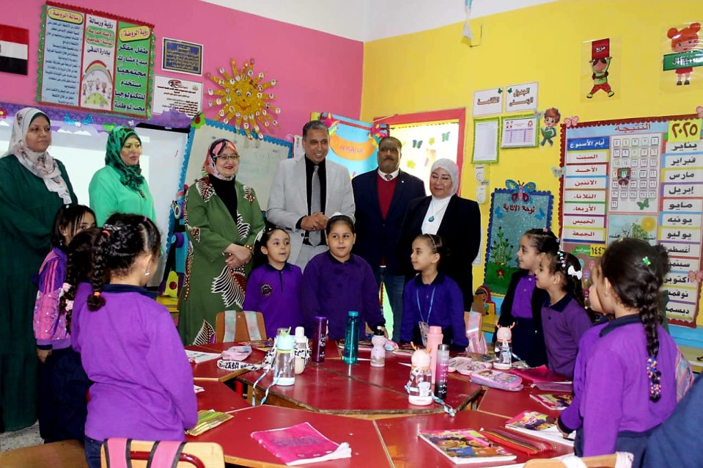 د.هالة عبد السلام ووكيل وزارة التعليم بالجيزة يتفقدان مدارس إدارة الدقي 