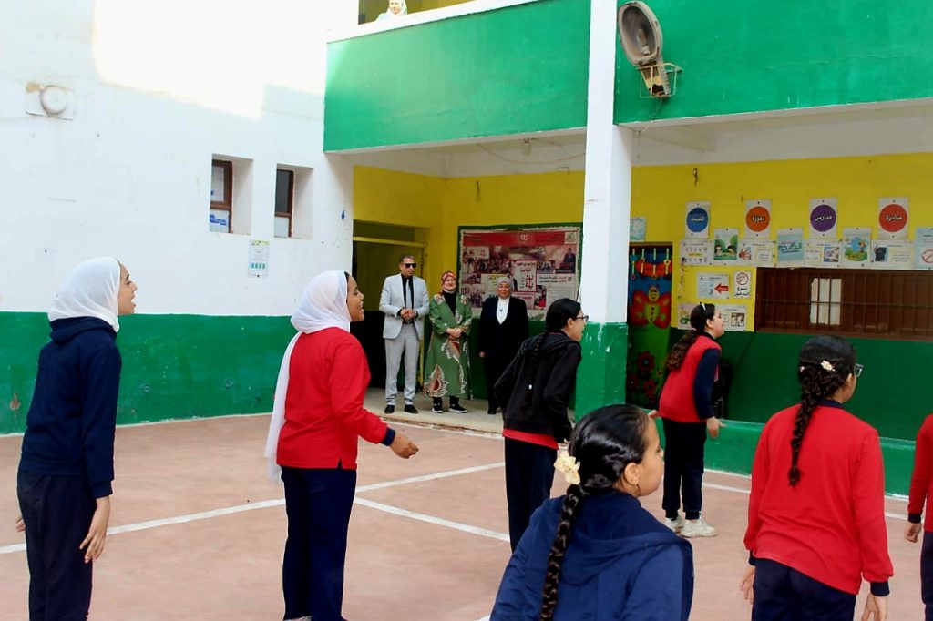 د.هالة عبد السلام ووكيل وزارة التعليم بالجيزة يتفقدان مدارس إدارة الدقي 