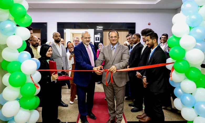 د.محمد الشناوى رئيس جامعة الجلالة يفتتح العيادات الخارجية بكلية العلاج الطبيعي