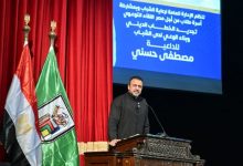 صورة ندوة “مصطفى حسني” بجامعة القاهرة تشهد اقبالا كثيفا من الطلاب