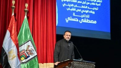 صورة ندوة “مصطفى حسني” بجامعة القاهرة تشهد اقبالا كثيفا من الطلاب