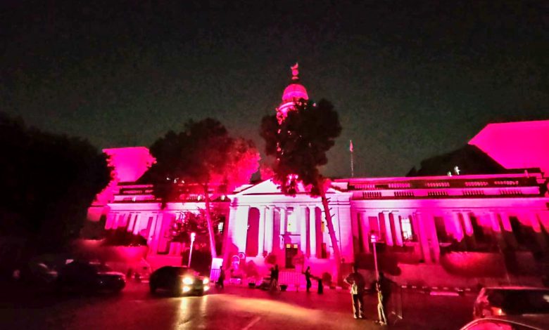 قبة قصر العيني تتوشح بالوردي... تضامنا مع مرضى سرطان الثدي