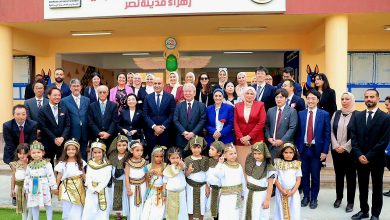 صورة وزير التعليم والأميرة “أكيكو” في جولة بالمدرسة المصرية اليابانية