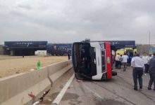 صورة إصابة 25 مواطنًا في حادث انقلاب ميني باص بطريق العاصمة الإدارية