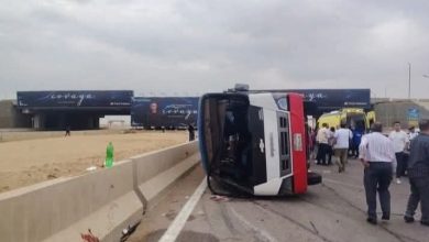 صورة إصابة 25 مواطنًا في حادث انقلاب ميني باص بطريق العاصمة الإدارية