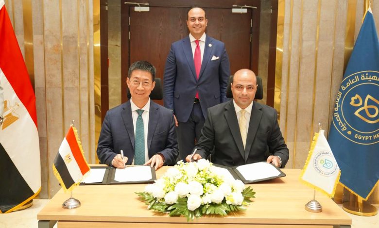 الدكتور أحمد السبكي رئيس مجلس إدارة الهيئة العامة للرعاية الصحية والمشرف العام على مشروع التأمين الصحي الشامل يشهد توقيع مذكرة تفاهم مع شركة United Imaging Healthcare الصينية